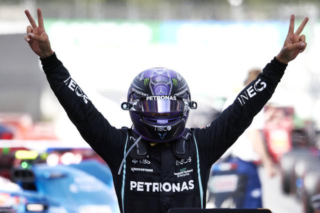 画像: 抜けないサーキットと言われるカタロニアで、意表をつくタイヤ戦略を敢行。今季3勝目通算98勝目をあげたメルセデスのルイス・ハミルトン。