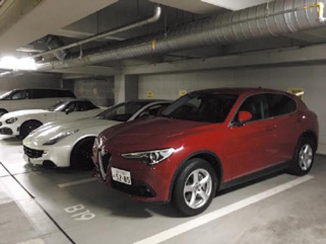 画像: 都内の地下駐車場でフェラーリ、アバルトと並ぶ。“ファミリー”や“ブラザー”を意識することも多い。