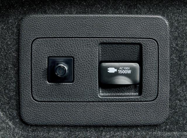 画像: 停電などの非常時に給電可能なアクセサリーコンセント(AC100V・1500W)。オプション。