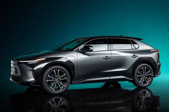 画像: トヨタが発表したスバルとの共同開発EV「トヨタbZ4X」。