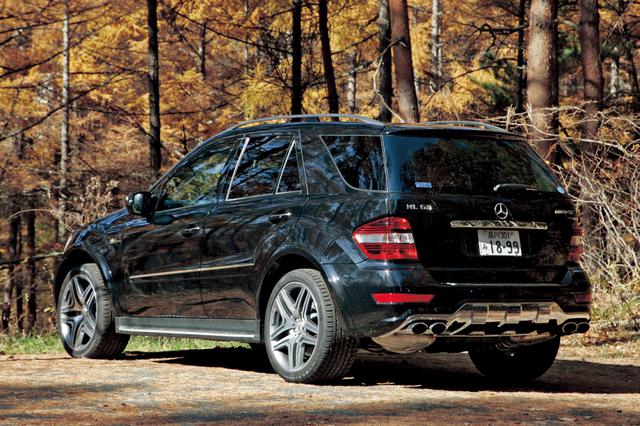 画像: 試乗したML63AMGのアルミホイールはAMG 5ツインスポークとなり、サイズは20インチから21インチへと拡大。それにともないタイヤサイズも295/40R20から295/35R21となった。