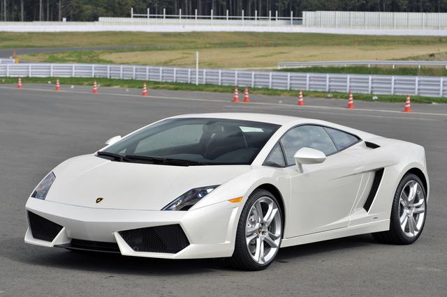 画像: ガヤルドのドアは普通のスイング式。LP550-2には試乗車のeギアと6速MT(2303万1750円)が設定されている。