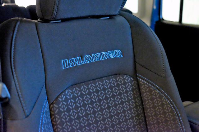 画像: ISLANDERのロゴとサーフブルーのステッチ入りの布製バケットシート。