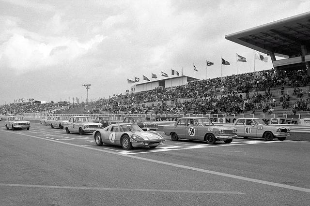 画像: 1964年(昭和39)年5月、鈴鹿サーキットで開催された第2回日本グランプリ。国民の注目を集めた決勝のスターティンググリッドに並んだのは、予選1-2位をNo.41の生沢 徹とNo.39の砂子義一のプリンス スカイラインGT、3位は予選でクラッシュし、応急処置を施した式場壮吉の駆るNo.1のポルシェ 904カレラGTS(前列左端)。プリンスはこのGT-IIクラスに計7台のスカイラインGTを投入した。