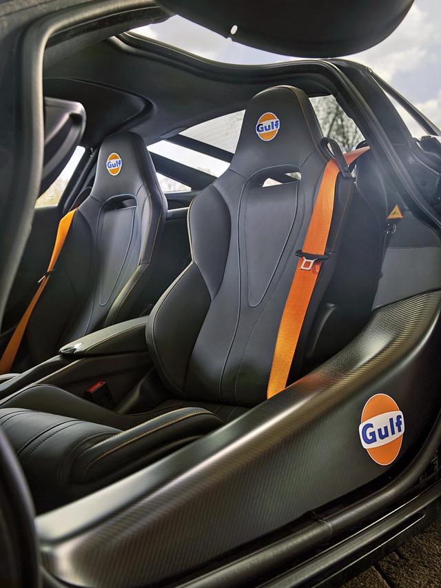 画像: シートのヘッドレストとドアシルには「Gulf」のマークが入れられている。