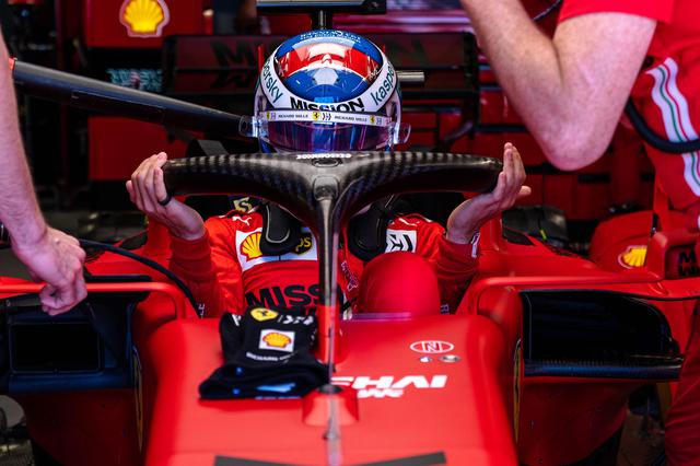 画像: 予選Q3でクラッシュしたルクレール(フェラーリ)は修復作業を終えてポールポジションからスタートできるはずだったが、レコノサンスラップでドライブシャフトに問題が発生してガレージに戻ったままコースインできず。