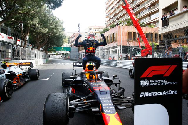 画像: モナコ初優勝を飾ったレッドブル・ホンダのマックス・フェルスタッペン。メルセデスのルイス・ハミルトンが7位に終わったため、ポイントリーダーに躍り出ることになった。