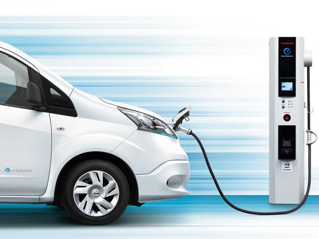 画像: CHAdeMO(チャデモ)方式は日本車はもちろん、輸入車でも多くのモデルが対応可能となっている。(日産e-NV200)