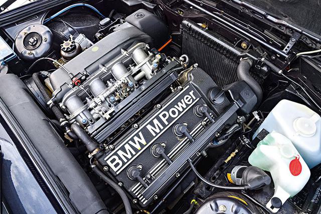 画像: 初代E30には2.3L直4自然吸気のS14B23型を搭載。初期型は194ps/230Nmで、後に排気量を2.5Lに上げて、238 ps/240Nmにアップした。