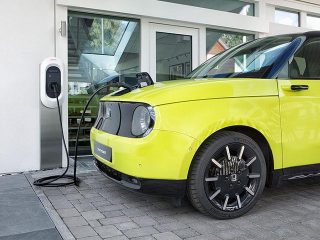 画像: 充電費用はBEVにとって重要な課題だ。ホンダは英国で、再生可能エネルギーの活用と充電コストの低減を両立するEV向けエネルギーマネジメントサービス「e:PROGRESS(イー プログレス)」の提供を開始している。(ホンダe)