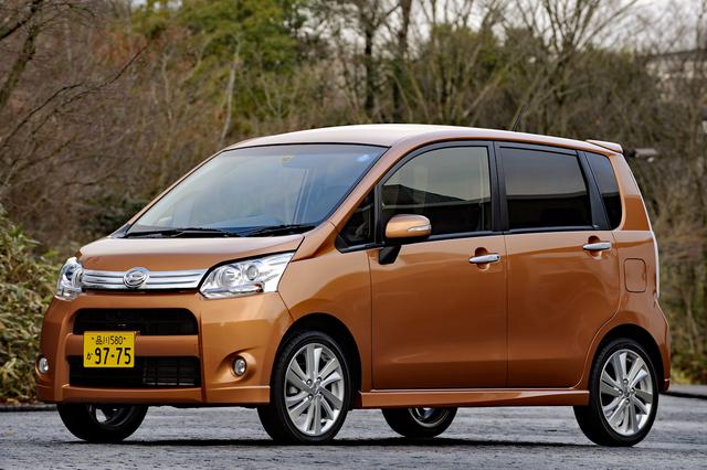 画像: 大きな開口部を持つカスタム専用のフロントバンパーにはフォグランプをビルトイン。RSは専用のローダウンサスを採用。