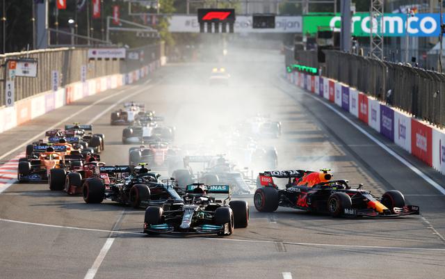 画像: 赤旗中断の後のレースのスタート1コーナー。2番手のハミルトンがトップのペレスに並びかけるが、そのまま止まりきれずにコースアウト。ハミルトンはノーポイントに終わる。