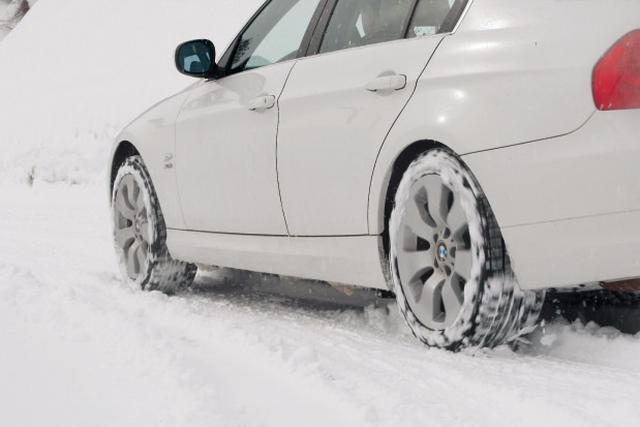 画像: 325i xDriveで、雪の中、アクセルを踏み込み急発進してみると、一瞬だけリアがホイールスピンに陥るが、その状態を車両が瞬時に判断し、前後に必要なトルク配分をするためトラクションがかかるようになった。