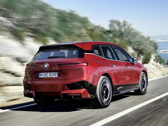 画像: ボディカラーは、iX xDrive40ローンチエディションがソフィストグレーブリリアントエフェクトの2種類。iX xDrive50ローンチエディションは、BMW インディビジュアル アベンチュリンレッドの1種類。