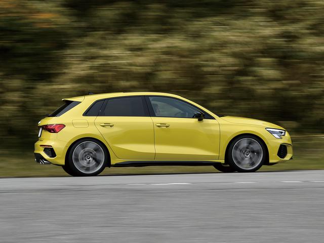 画像: S3スポーツバック ファーストエディション。オーバー300psを発生する2L直列4気筒ターボエンジンを4WDシャシに組み合わせる。