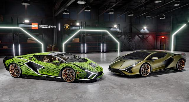 画像: 実車のシアン(写真右)と外寸はまったく同じに仕上げられた実物大モデル。