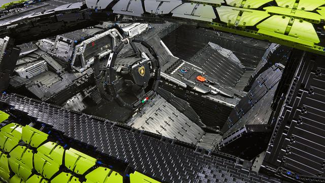 画像: コクピットもLEGO ブロックで細部まで再現されている。