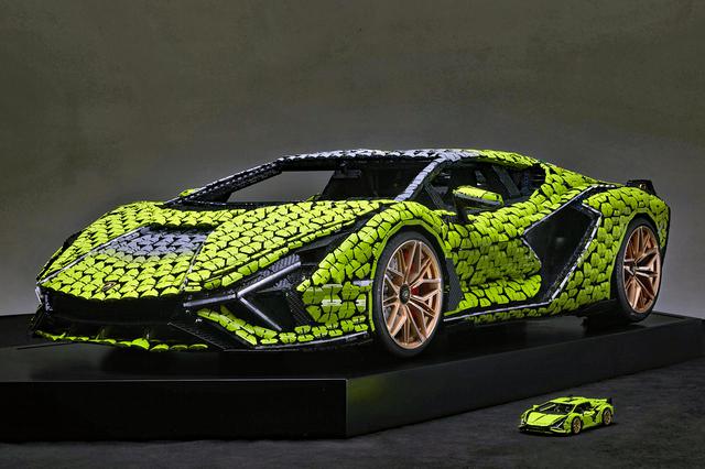 画像: シアンの実物大モデルと、手前は1/8スケールモデル。いずれもLEGO ブロックで製作されている。