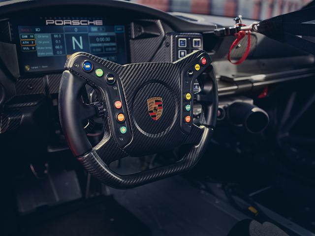 画像: オープンとトップタイプのカーボンファイバー製モータースポーツ マルチファンクション ステアリングホイール。