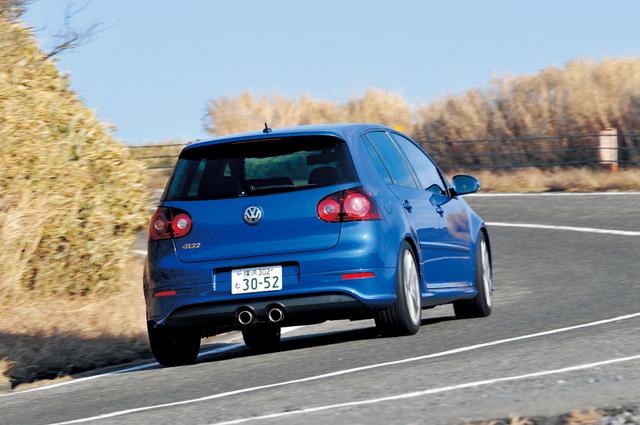画像: 初代ゴルフR32のワールドデビューは2002年夏。ゴルフというベーシックなモデルに3.2L V6ユニットをぶち込んだ怪物モデルは、ゴルフGTIとは異なる個性でフォルクスワーゲンファンのみならず多くの人々に衝撃を与えた。