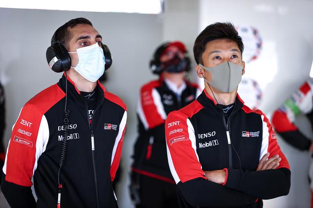 画像: 「1-2フィニッシュを成し遂げた両チームを祝福します。今日のチームの働きと結果には満足しています」と中嶋一貴(右)。