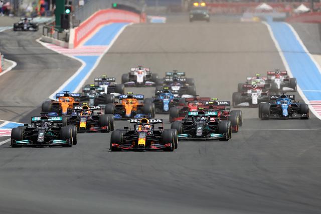 画像: フランスGPのスタートシーン。ポールポジションからスタートしたフェルスタッペンは、スタートを上手く決めたものの、1コーナー出口で膨らんでルイス・ハミルトン(メルセデス)にリードを奪われる。