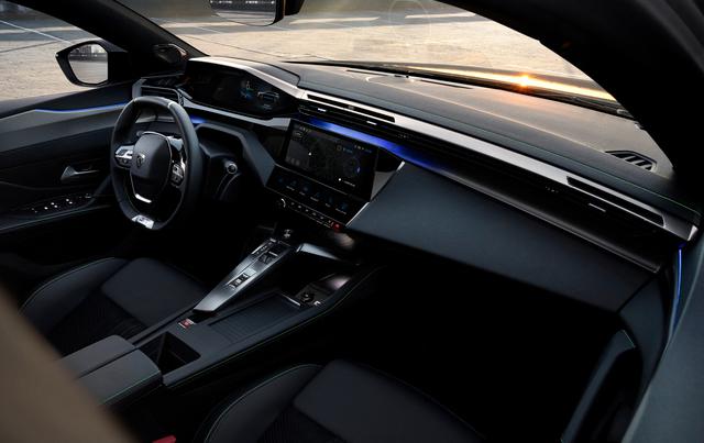画像: 最新の「3D i-Cockpit」デザインを採用したインテリア。見やすく操作しやすくしくなった10インチタッチスクリーンディスプレイ、さまざまな機能へのショートカットを可能にするバーチャル i -トグルを備える。