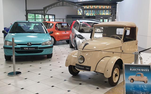 画像: プジョー ミュージアムに展示された各種のEV。右手前が1941年に市販されたVLV。4ホイールだが、リアのトレッドはごく狭い。