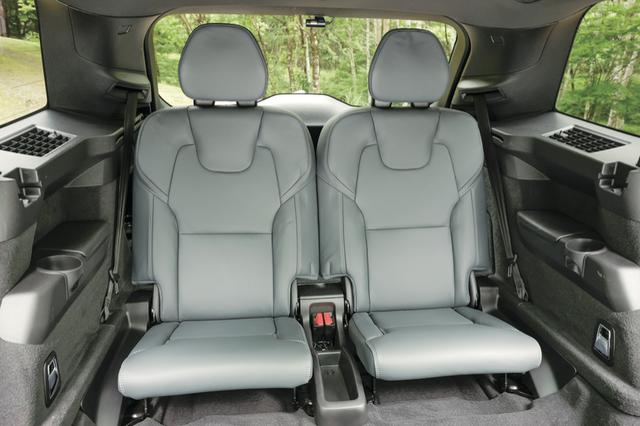 画像: ボルボSUVの旗艦がXC90。堂々たる7シーターだ。おざなりの3列目シートを乗せたSUVも少なくないが、XC90のそれはおとな2人がきちんと座れる立派なモノ。