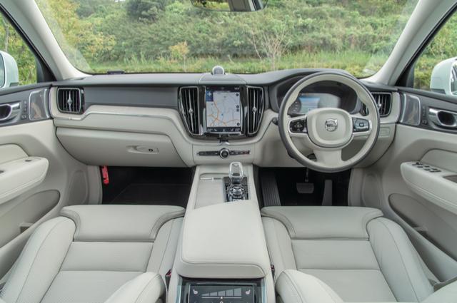 画像: XC60 B5 インスクリプションのインテリア。上級トリム「インスクリプション」だが、この空間に包み込まれる癒やしの感覚はボルボSUVならではのもの。北欧の家具職人の仕事ぶりを彷彿とさせる。