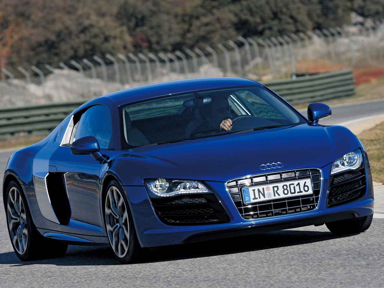 V10エンジンを搭載して登場したR8は「違う価値」のスーパーカー