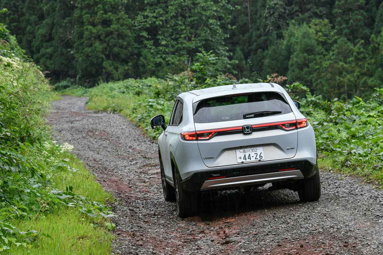 画像: AWDの後輪は機械的に締結されるので、本格的なオフロードや降雪地域での信頼性は高い。