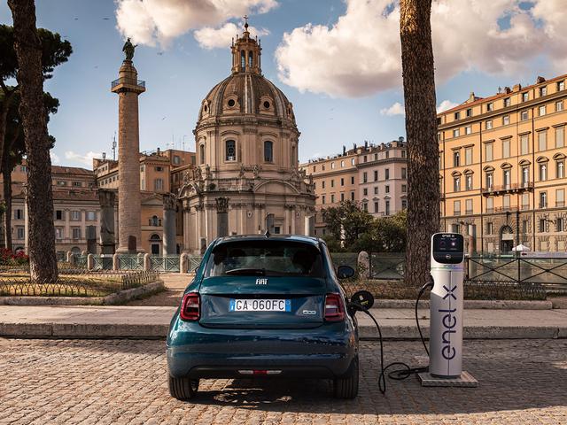 画像: 歴史ある建物と最新BEV。こんな光景が当たり前の時代になるのだろうか。