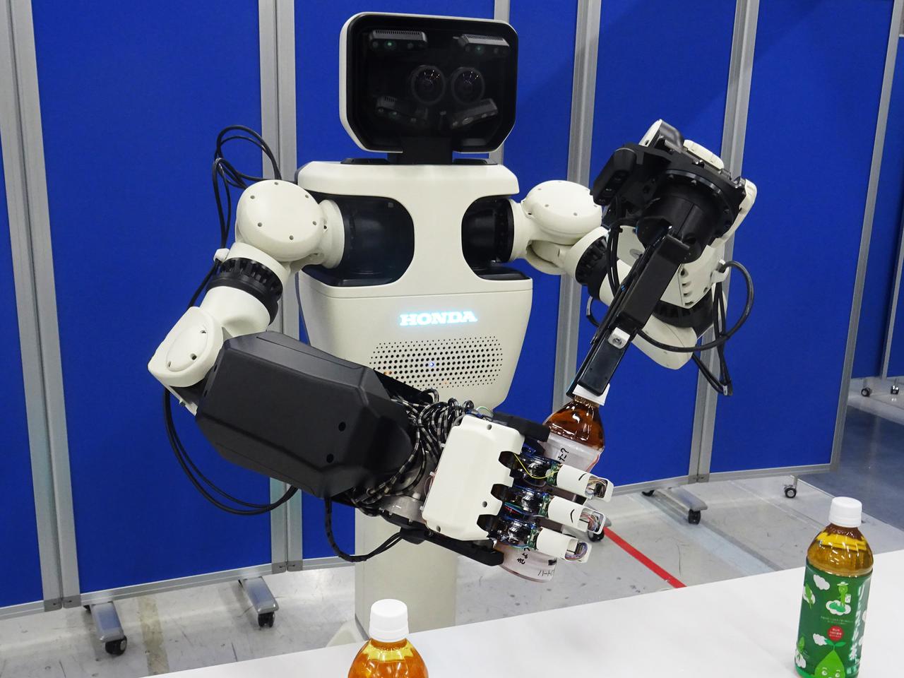 ホンダ ASIMO ロボットモデル File:HONDA ASIMO.jpg - Wikimedia Commons