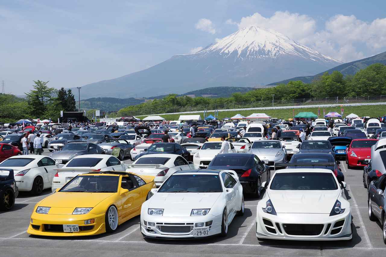 画像: 思い思いのカスタマイズが施された歴代Zがズラリ。天候にも恵まれて、注目を浴びているクルマたちも誇らしげ。