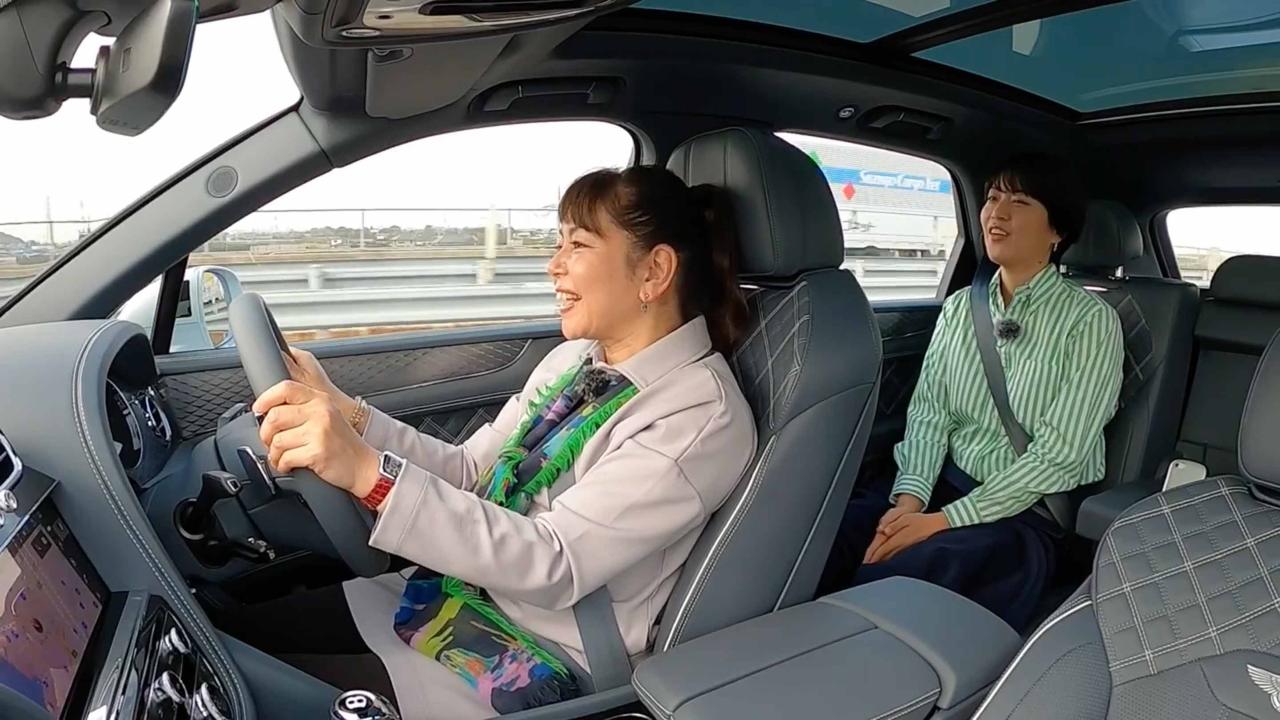 画像: tvk「なかなか日本! 高速道路DRIVE! いちばん旅」で共演の中村優さん(後席)と一緒にテストドライブ。