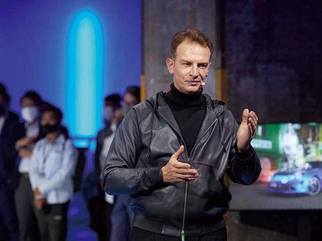 画像: A110のモデルライフはまだ少しあるため、純粋なアルピーヌの内燃機関の愉しさはまだ味わえる。