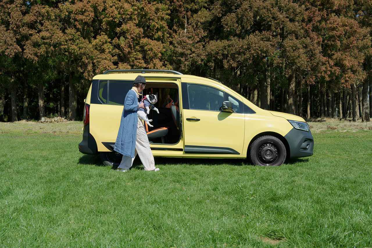 ルノー カングーにジャストフィットする愛犬用ドライブアイテムが登場