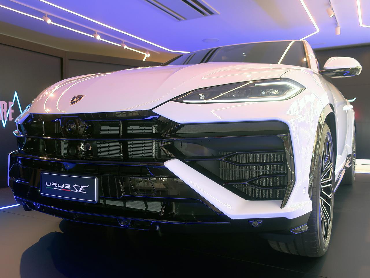 ランボルギーニ初のプラグインハイブリッド スーパーSUV「ウルス SE