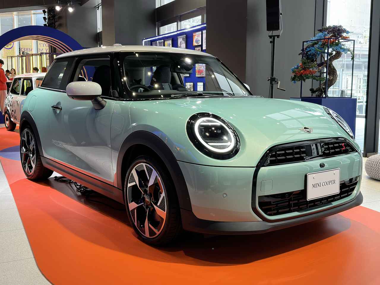 ついに実車を見た】新型MINIクーパーのガソリンモデルは素直にカッコ