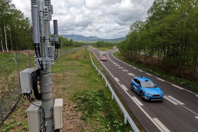 画像: テストコースの周回路に全7基設置されたローカル5G設備。