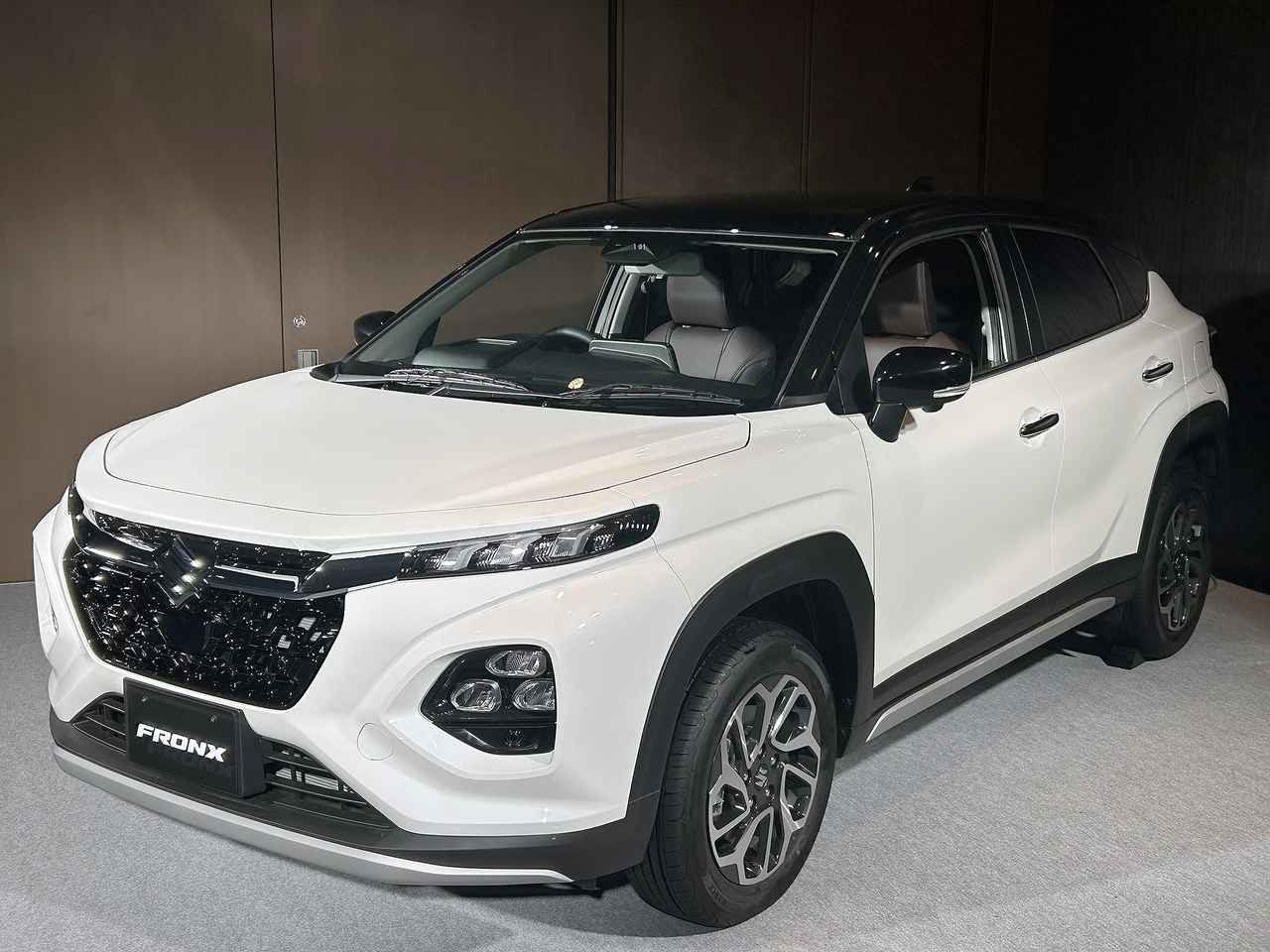 新型コンパクト クーペSUV「スズキ フロンクス」がデビュー。インド
