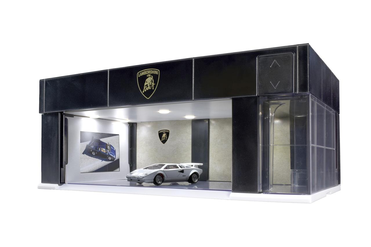 画像: 大人向けの新シリーズ「tomica+」の商品第1弾となる「tomica GAREGE」。操作パネルをタッチする事で、シャッターの開閉が可能。(写真はLamborghini Edition) © TOMY