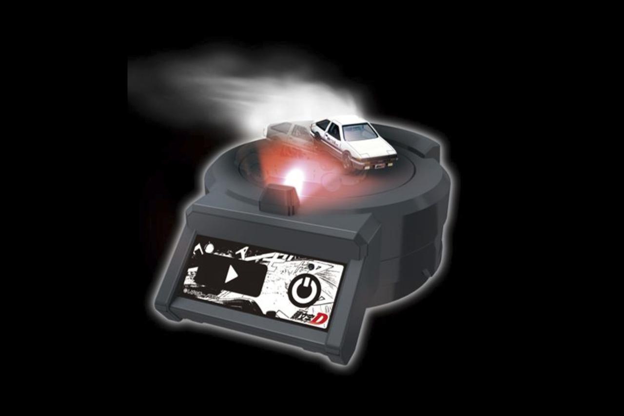 画像: 「tomica+」シリーズ第2弾の「トミカプレミアムunlimited DRIFT TURN STAGE」。ボタンを押すと白煙、スキール音、LED照明やBGMと共にトミカがドリフトする姿を楽しむ事ができる。(写真は『頭文字D』) © TOMY © しげの秀一/講談社