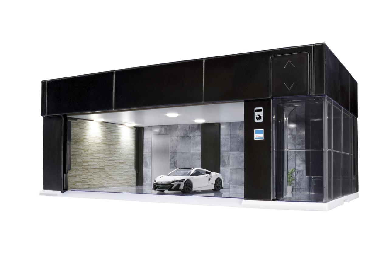 画像: 大人向けの新シリーズ「tomica+」の商品第1弾となる「tomica GAREGE」。操作パネルをタッチする事で、シャッターの開閉が可能。(写真はBLACK Edition) © TOMY