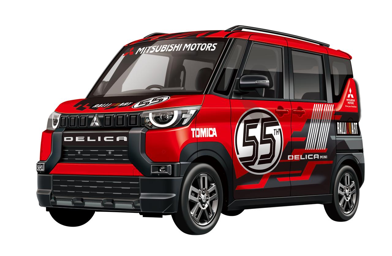 画像: 第2弾からの参加となる三菱自動車からは「デリカミニ」がチョイスされた。 三菱らしい、マグマのようにエネルギッシュな赤い色から巻き上がる煙をイメージしたグラフィック、さらに湧き出したマグマが固まって岩盤となったイメージをレイアウト、力強い躍動感、信頼性、耐久性を表現している。 © TOMY