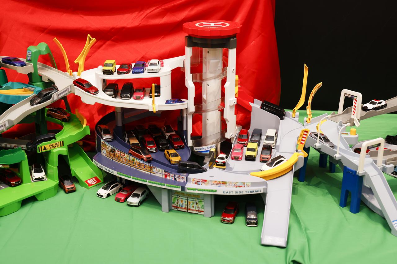 画像: 「トミカワールド」シリーズ最長のロングセラー商品、「トミカビル」の最新作となる「グランドモールトミカビル」も発売される。螺旋状にトミカが昇って行くエレベーターがセールスポイントだ。 © TOMY