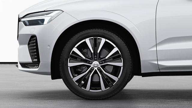 画像: Yスポーク 20インチ ダイヤモンドカット／ブラック専用アルミホイールを特別装備。