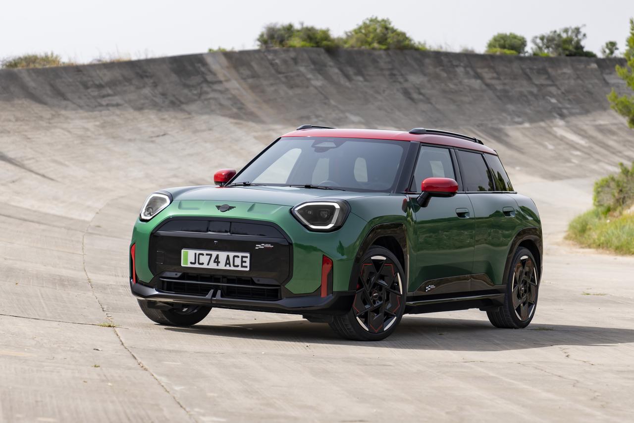 画像: MINI エースマンをベースとした電気自動車の「MINI ジョン・クーパー・ワークス エースマンE」。
