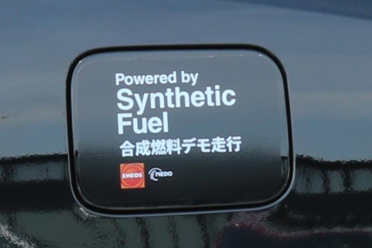 画像: 給油口にこのロゴが、合成燃料仕様車の目印。こちらはタイトル画像のトヨタ 「 ヴェルファイア HEV Z PREMIER」のものだ。